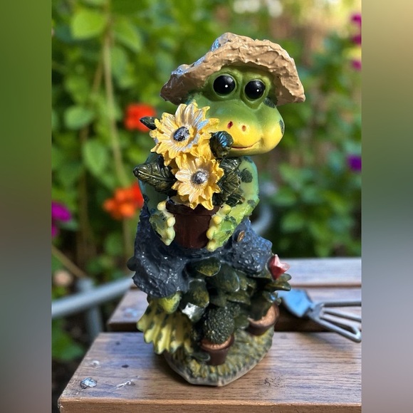 Vintage Spotted Bullfrog Farmer And Wife Garden Frog Statues 7 Inches High - Picture 5 of 12